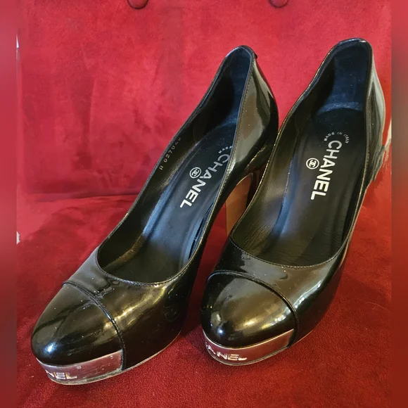 CHANEL Plated Chrome Logo Black Patent Leather Heels Sz38 (8) - Picture 7 of 15